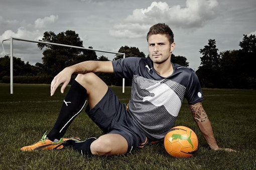 欧文突破防守送出关键助攻