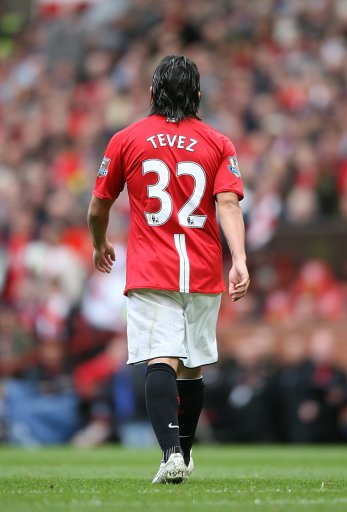 布莱顿球员三笘薰与日本战犯合影引发争议，俱乐部致歉未提菲律宾球迷，引发不满。