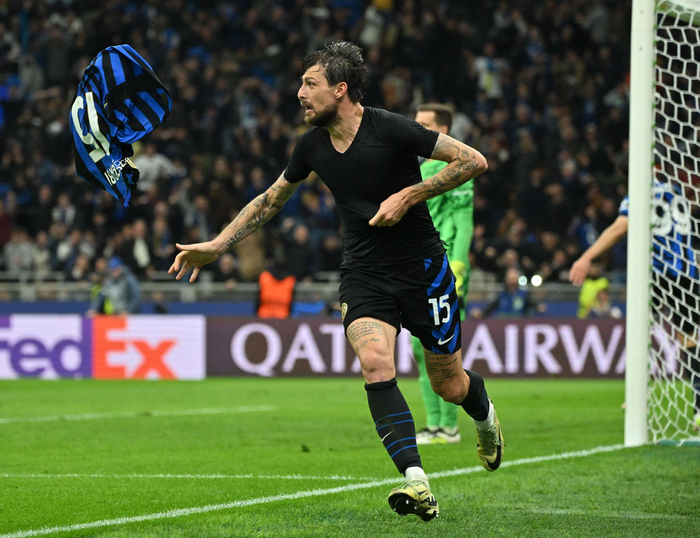 记者：世界杯抽签仪式开始前，大力神杯已经抵达华盛顿