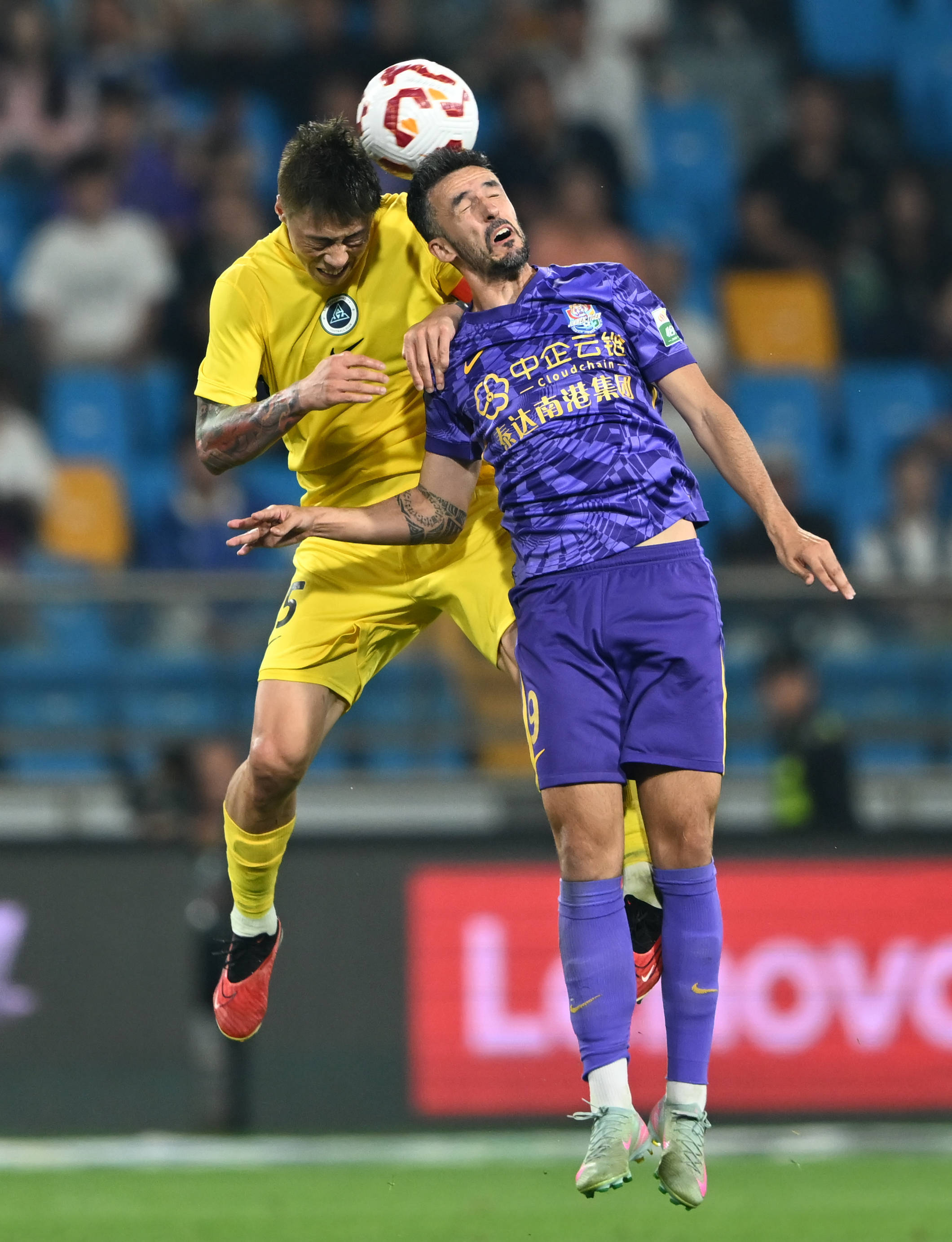 布莱顿球员三笘薰与日本战犯合影引发争议，俱乐部致歉未提菲律宾球迷，引发不满。