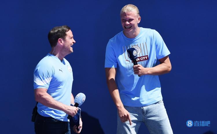 这次不搞花活了，哈兰德平安夜晒和女友帅气合拍（不玩花样，哈兰德平安夜晒出与女友的帅气合照）